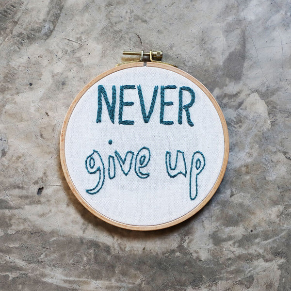 Kit à broder " Never give up "